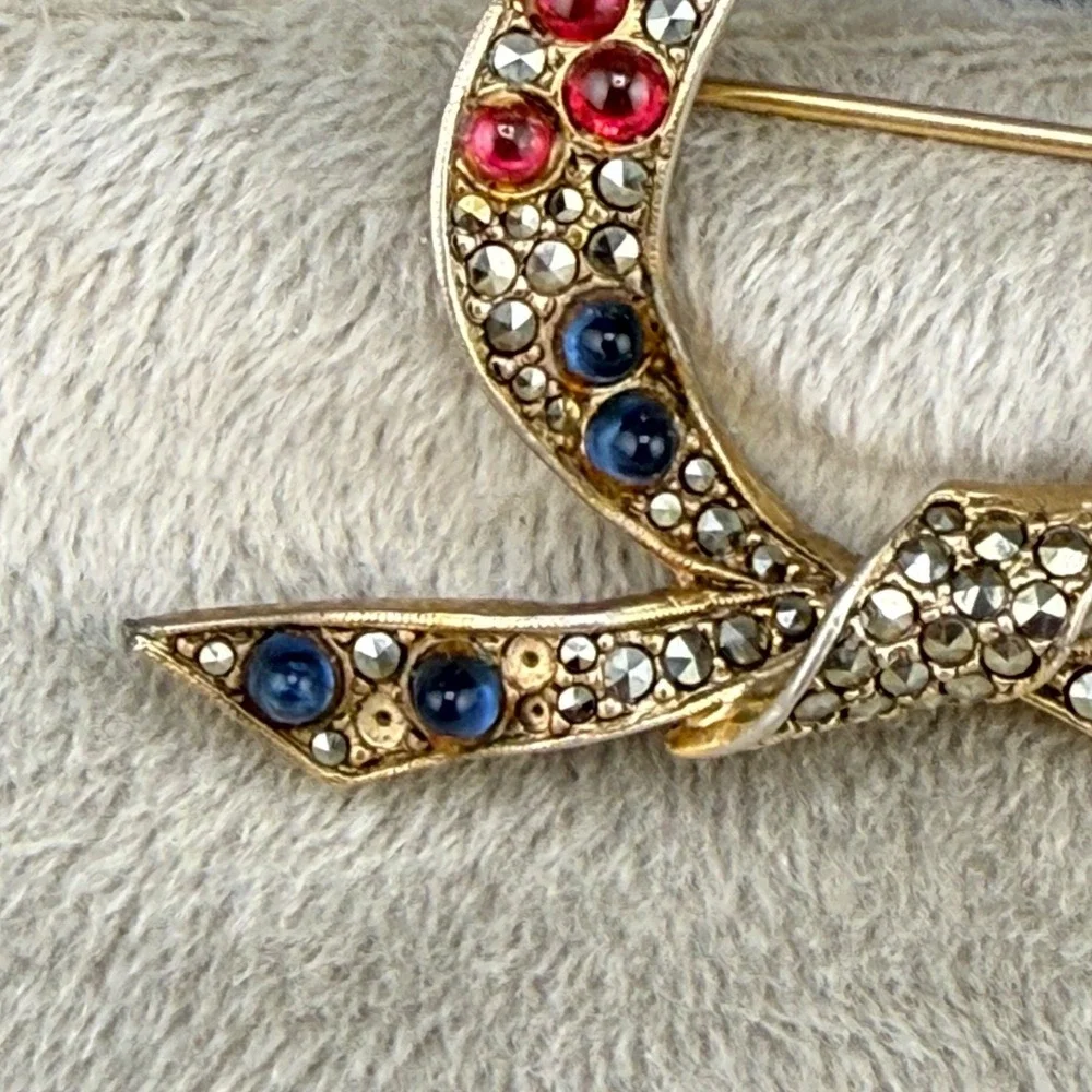 Vintage Les Bernard Inc. Rhinestone Brooch Gold Tone Bow READ‎